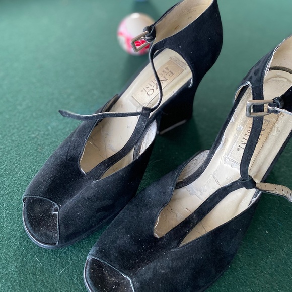 GUC Sexy, ! Fun, ! black, chunky, suede heels with ankle strap. 9.5 - Picture 2 of 4